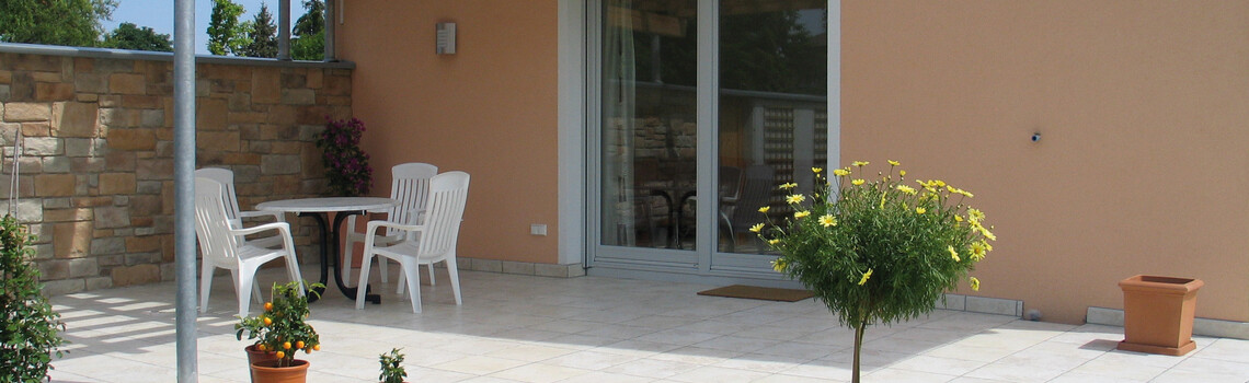 Terrasse mit Pflanzen und Gartenmöbel