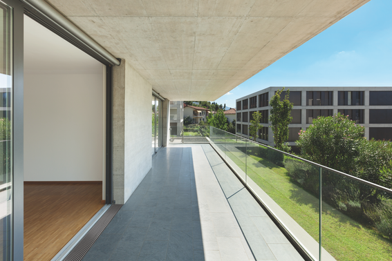 Schöner Balkon mit einer großen Balkontür