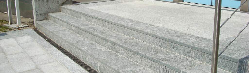 Außentreppe mit Naturstein Aussentreppe mit AquaDrain SD saniert