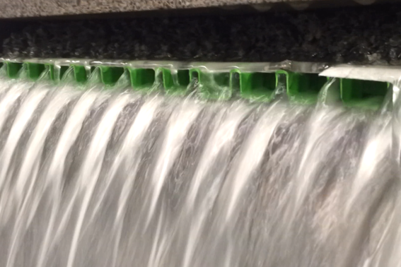 Wasser das durch eine Drainage fließt