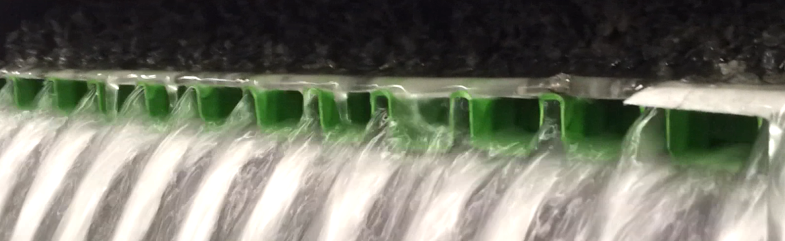 Wasser das durch eine Drainage fließt