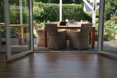 Fußbodenheizung mit Parkett | © Gutjahr Systemtechnik Wohnraum mit Blick auf die Terrasse | © Gutjahr Systemtechnik