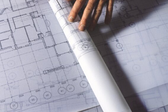 Architektenplan mit Händen Architektenplan mit Händen