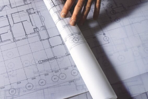 Architektenplan mit Händen