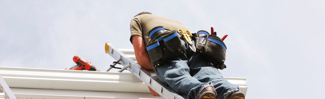 Mann der auf einer Leiter steht um auf das Dach zugelangen | © Ryerson Clark