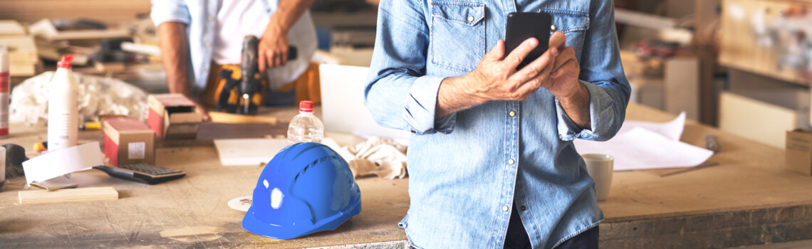 Handwerker der am handy ist