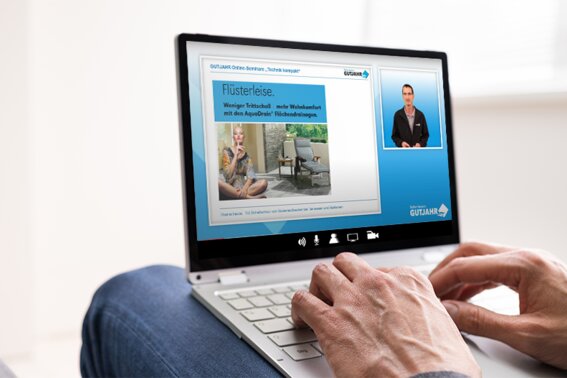Mann sitzt am PC und schaut sich ein Gutjahr Webinar an | © Gutjahr Systemtechnik
