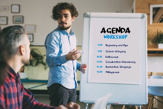 Gutjahr Seminare Mann vor einen Flipchart und einer Agenda